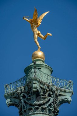 Paris, Fransa - 05 03 2025: Place de la Bastille. Temmuz 'da Özgürlük Heykeli' nin dehasının detaylı görüntüsü