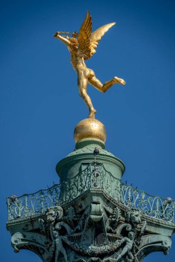 Paris, Fransa - 05 03 2025: Place de la Bastille. Temmuz 'da Özgürlük Heykeli' nin dehasının detaylı görüntüsü