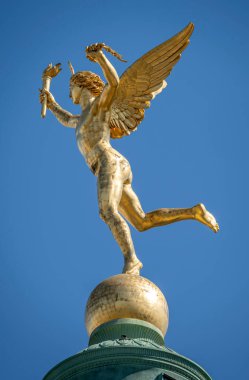 Paris, Fransa - 05 03 2025: Place de la Bastille. Temmuz 'da Özgürlük Heykeli' nin dehasının detaylı görüntüsü