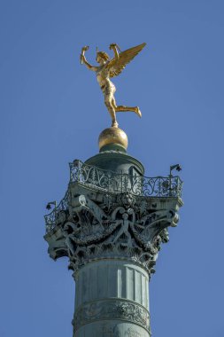 Paris, Fransa - 05 03 2025: Place de la Bastille. Temmuz 'da Özgürlük Heykeli' nin dehasının detaylı görüntüsü