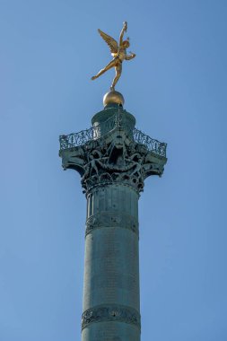 Paris, Fransa - 05 03 2025: Place de la Bastille. Temmuz 'da Özgürlük Heykeli' nin dehasının detaylı görüntüsü