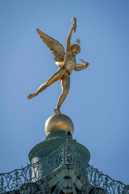 Paris, Fransa - 05 03 2025: Place de la Bastille. Temmuz 'da Özgürlük Heykeli' nin dehasının detaylı görüntüsü