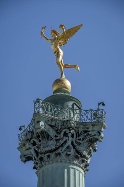 Paris, Fransa - 05 03 2025: Place de la Bastille. Temmuz 'da Özgürlük Heykeli' nin dehasının detaylı görüntüsü