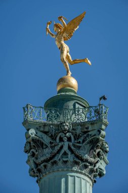 Paris, Fransa - 05 03 2025: Place de la Bastille. Temmuz 'da Özgürlük Heykeli' nin dehasının detaylı görüntüsü