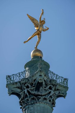 Paris, Fransa - 05 03 2025: Place de la Bastille. Temmuz 'da Özgürlük Heykeli' nin dehasının detaylı görüntüsü