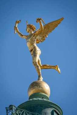 Paris, Fransa - 05 03 2025: Place de la Bastille. Temmuz 'da Özgürlük Heykeli' nin dehasının detaylı görüntüsü