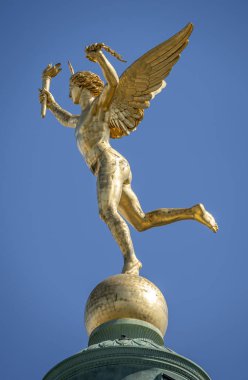 Paris, Fransa - 05 03 2025: Place de la Bastille. Temmuz 'da Özgürlük Heykeli' nin dehasının detaylı görüntüsü