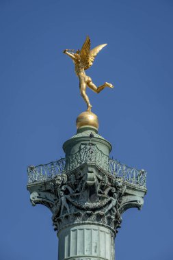 Paris, Fransa - 05 03 2025: Place de la Bastille. Temmuz 'da Özgürlük Heykeli' nin dehasının detaylı görüntüsü