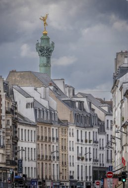 Paris, Fransa - 05 03 03 2025: Faubourg Saint-Antoine Caddesi 'ndeki Özgürlük Heykeli' nin Temmuz ayındaki dehasının görüntüsü