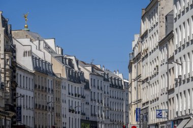 Paris, Fransa - 05 03 03 2025: Faubourg Saint-Antoine Caddesi 'ndeki Özgürlük Heykeli' nin Temmuz ayındaki dehasının görüntüsü