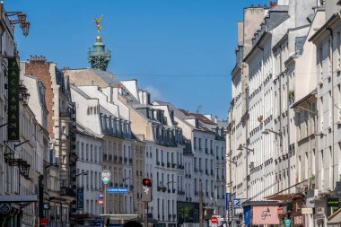 Paris, Fransa - 05 03 03 2025: Faubourg Saint-Antoine Caddesi 'ndeki Özgürlük Heykeli' nin Temmuz ayındaki dehasının görüntüsü