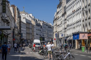 Paris, Fransa - 05 03 03 2025: Faubourg Saint-Antoine Caddesi 'ndeki Özgürlük Heykeli' nin Temmuz ayındaki dehasının görüntüsü