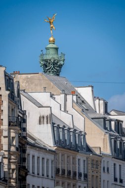 Paris, Fransa - 05 03 03 2025: Faubourg Saint-Antoine Caddesi 'ndeki Özgürlük Heykeli' nin Temmuz ayındaki dehasının görüntüsü