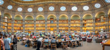 Paris, Fransa - 05 03 2025: Bibliotheque Nationale de France Richelieu. Oval odada panoramik manzara, tavanı, tepe örtüsü, kitap rafları, koltuklar ve çalışma masaları