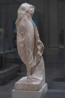 Paris, Fransa - 05 03 2025: Bibliotheque Nationale de France Richelieu Müzesi. Mermer heykel, dansçı, Roma İmparatorluğu