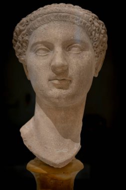 Paris, Fransa - 05 03 2025: Bibliotheque Nationale de France Richelieu Müzesi. Mermer, Kadın Portresi Baskını, Roma İmparatorluğu