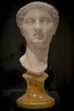 Paris, Fransa - 05 03 2025: Bibliotheque Nationale de France Richelieu Müzesi. Mermer, Kadın Portresi Baskını, Roma İmparatorluğu