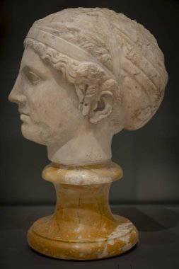 Paris, Fransa - 05 03 2025: Bibliotheque Nationale de France Richelieu Müzesi. Roma İmparatorluğu 'nun Sappho adlı kadın portresi büstü.