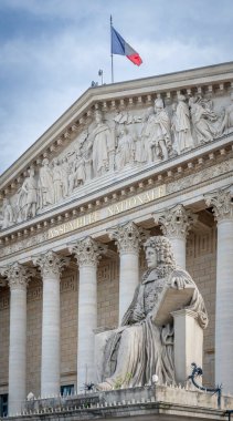 Paris, Fransa - 05 02 2025: Ulusal Meclis, heykeller, altın ızgaralar ve Le Quai d 'Orsay' den ulusal bayraklar