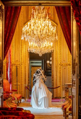 Paris, Fransa - 05: 08 2025: Le Louvre Couture. Yohji Yamamoto. Crinoline elbise, yün keçe ve naylon tafta.