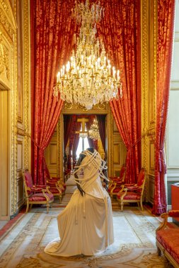 Paris, Fransa - 05: 08 2025: Le Louvre Couture. Yohji Yamamoto. Crinoline elbise, yün keçe ve naylon tafta.