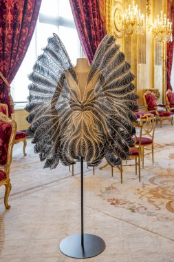 Paris, Fransa - 05: 08 2025: Le Louvre Couture. Iris Van Herpen. Sentopik elbise, ipek organza.