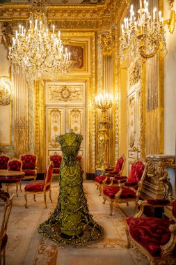 Paris, Fransa - 05: 08 2025: Le Louvre Couture. Jean Paul Gaultier. Amazon şifonu ve pul kılıfı elbisesi