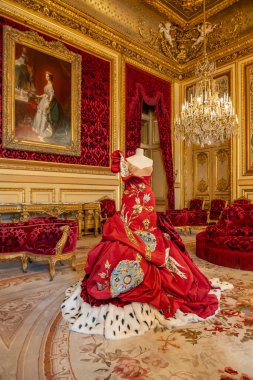 Paris, Fransa - 05: 08 2025: Le Louvre Couture. Christian Dior. İşlenmiş moire ve çıkarılmış kadife elbise.