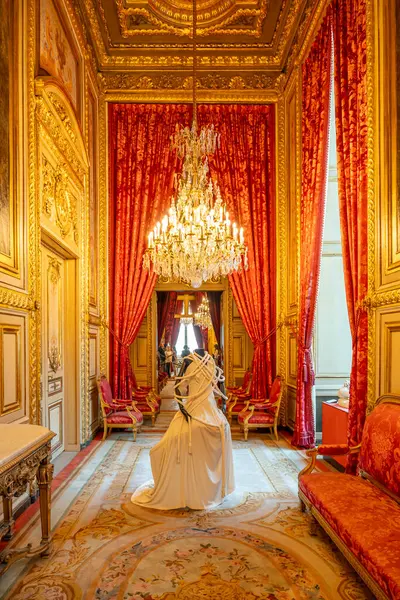 Paris, Fransa - 05: 08 2025: Le Louvre Couture. Yohji Yamamoto. Crinoline elbise, yün keçe ve naylon tafta.