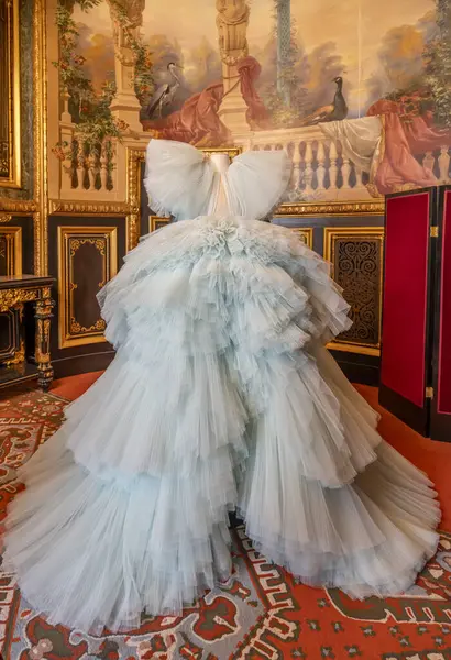 Paris, Fransa - 05: 08 2025: Le Louvre Couture. Giambattista Valli. Giyin.