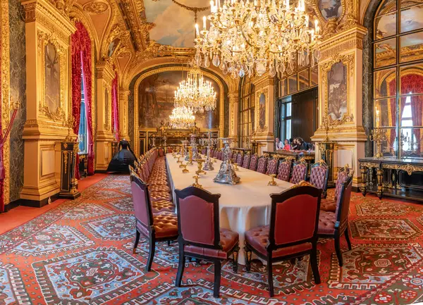 Paris, Fransa - 05: 08 2025: Le Louvre Couture. Balenciaga Demna. Balo elbisesi kadife.