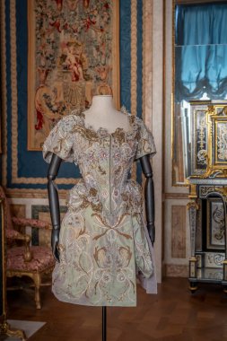 Paris, Fransa - 05: 08 2025: Le Louvre Couture. Vivienne Westwood. Çiçek mozaiğiyle işlenmiş nakış elbisesi.