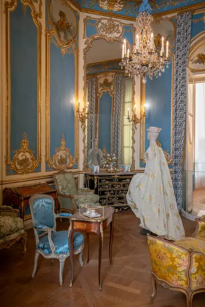 Paris, Fransa - 05: 08 2025: Le Louvre Couture. Yves Saint Laurent. Çiçek mozaiğiyle işlenmiş nakış elbisesi.