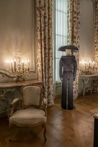 Paris, Fransa - 05: 08 2025: Le Louvre Couture. Balenciaga Demna. Ceket ve pantolon takımı.