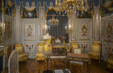 Paris, Fransa - 05: 08 2025: Le Louvre Couture. Donatella Versace. Altın dantel kenarlı brokar bir kadın.