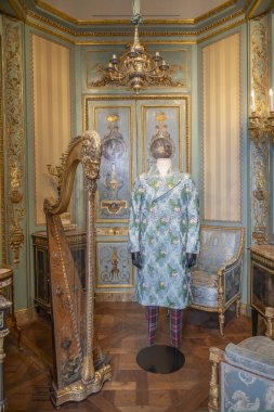Paris, Fransa - 05: 08 2025: Le Louvre Couture. Gucci Alessandro Michele. Çift göğüslü çiçek desenli ceket.