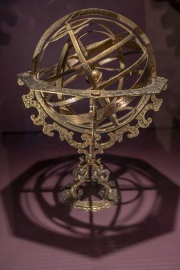 Paris, Fransa - 05: 08 2025: Doğanın Tecrübesi. Armillary sphere, oymalı pirinç, Erasmus Habermel
