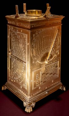 Paris, Fransa - 05: 08 2025: Doğanın Tecrübesi. Astronomik tazminat, yaldızlı pirinç, gümüş, çelik, cam, Erasmus Habermel