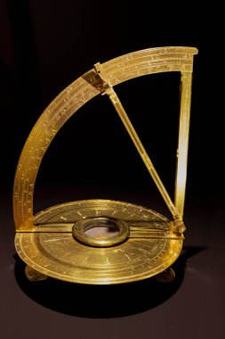 Paris, Fransa - 05: 08 2025: Doğanın Tecrübesi. Azimuthal çeyrek çember, yaldızlı pirinç, Erasmus Habermel
