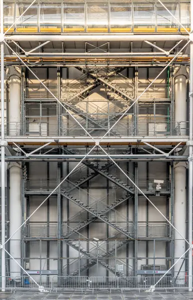 Paris, Fransa - 05: 12 2025: Pompidou Merkezi: Metal binanın cephesinin ayrıntılı görünümü