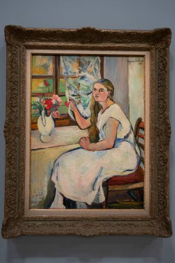 Paris, Fransa - 05: 12 2025: Pompidou Merkezi. Penceresinin önündeki Germaine Utter Suzanne Valadon tarafından boyanmış.