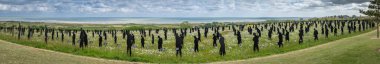 Vers-Sur-Mer, Fransa - 05 16 2025: British Normandy Memorial. The Standing with Giants 'ın panoramik görüntüsü Gold Beach yakınlarındaki Mont-Fleury' de sergileniyor.