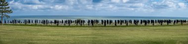 Vers-Sur-Mer, Fransa - 05 16 2025: British Normandy Memorial. The Standing with Giants 'ın panoramik görüntüsü Gold Beach yakınlarındaki Mont-Fleury' de sergileniyor.