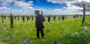 Vers-Sur-Mer, Fransa - 05 16 2025: British Normandy Memorial. The Standing with Giants 'ın panoramik görüntüsü Gold Beach yakınlarındaki Mont-Fleury' de sergileniyor.