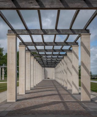 Vers-Sur-Mer, Fransa - 05 16 2025: British Normandy Memorial. Şeref Listesi, koridor, İngiliz askerlerinin isimlerinin yazılı olduğu sütunlar.