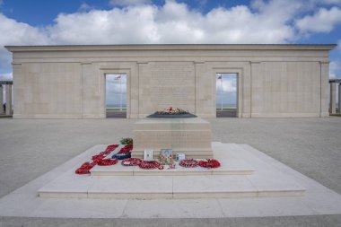 Vers-Sur-Mer, Fransa - 05 16 2025: British Normandy Memorial. The Standing with Giants 'ın panoramik görüntüsü Gold Beach yakınlarındaki Mont-Fleury' de sergileniyor.