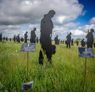 Vers-Sur-Mer, Fransa - 05 16 2025: British Normandy Memorial. The Standing with Giants 'ın panoramik görüntüsü Gold Beach yakınlarındaki Mont-Fleury' de sergileniyor.