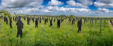 Vers-Sur-Mer, Fransa - 05 16 2025: British Normandy Memorial. The Standing with Giants 'ın panoramik görüntüsü Gold Beach yakınlarındaki Mont-Fleury' de sergileniyor.
