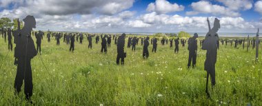 Vers-Sur-Mer, Fransa - 05 16 2025: British Normandy Memorial. The Standing with Giants 'ın panoramik görüntüsü Gold Beach yakınlarındaki Mont-Fleury' de sergileniyor.