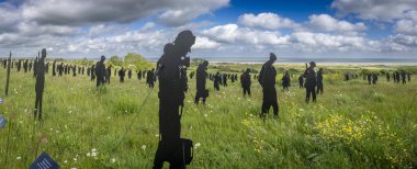 Vers-Sur-Mer, Fransa - 05 16 2025: British Normandy Memorial. The Standing with Giants 'ın panoramik görüntüsü Gold Beach yakınlarındaki Mont-Fleury' de sergileniyor.